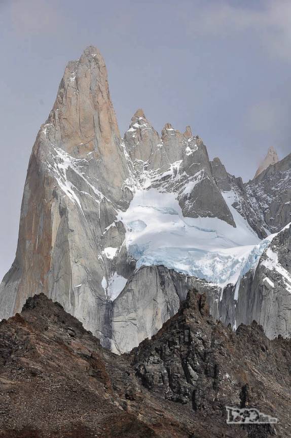 A luz da manhã ilumina as montanhas do  parque Los Glaciares, região de El Chaltén, no sul da patagonia argentina